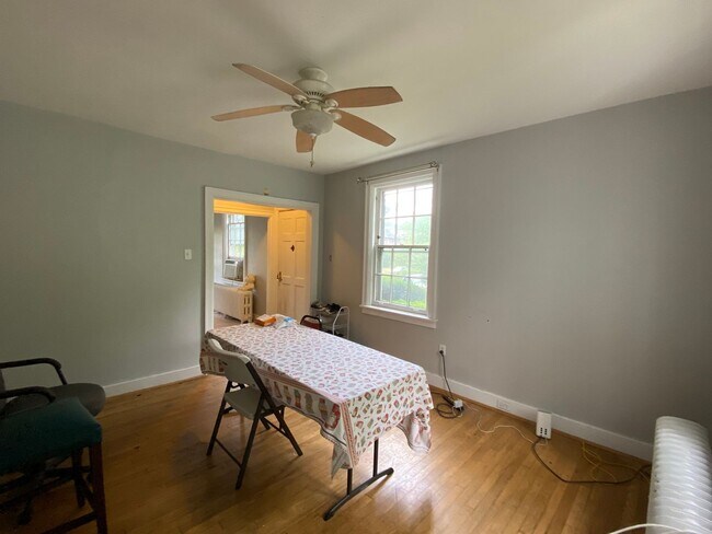 Building Photo - 8/1 Fantastic Location. Fenced Yard. 4 bed...