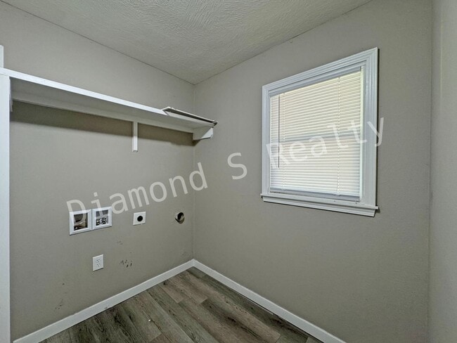 Building Photo - Updated and Located near Mercy Hospital!  4 bedrooms!