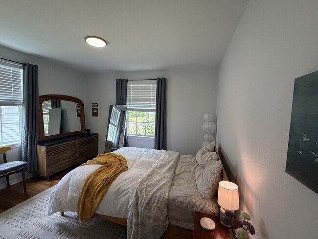 Building Photo - AVAILABLE EARLY JULY:  UPDATED 2 BEDROOM 1...