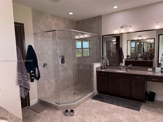 Building Photo - 14814 Wildwood Cir