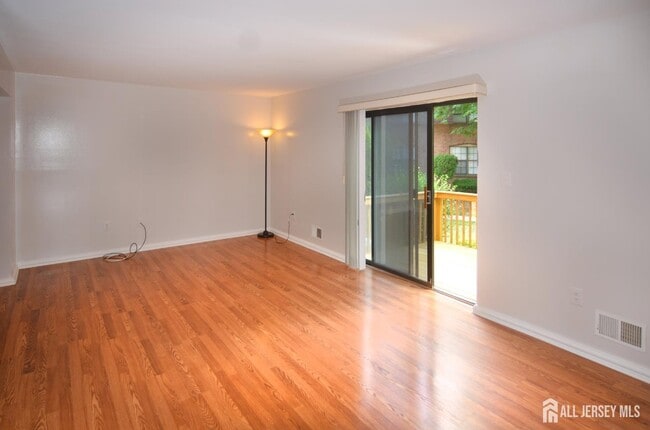 Building Photo - 202 Hidden Village Dr