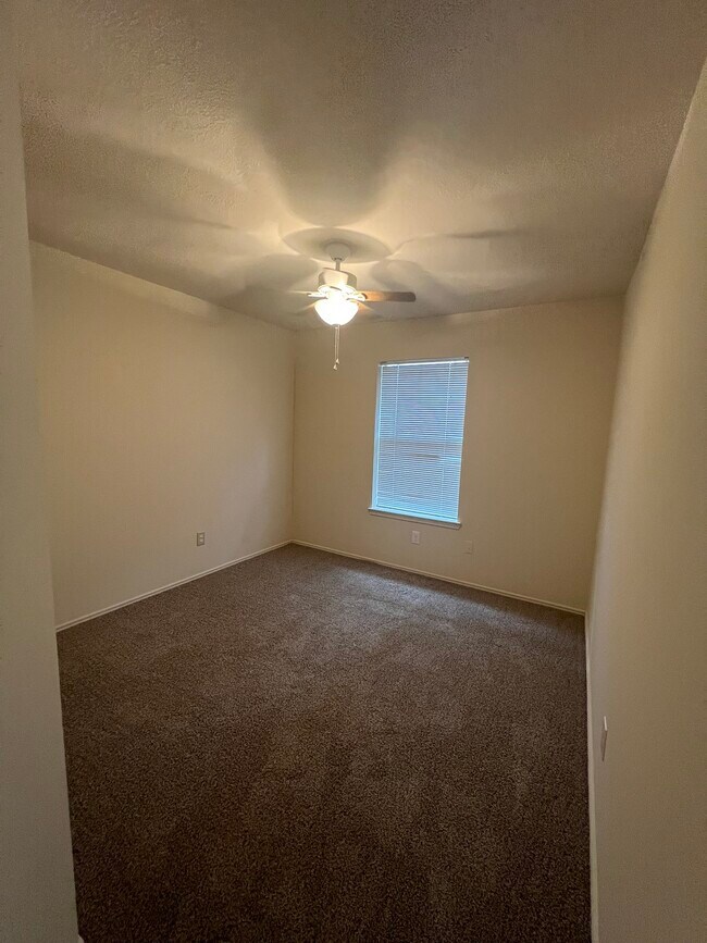 Building Photo - 19530 Sandy Woods Dr