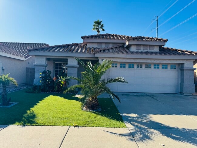 Building Photo - 3211 E Menadota Dr