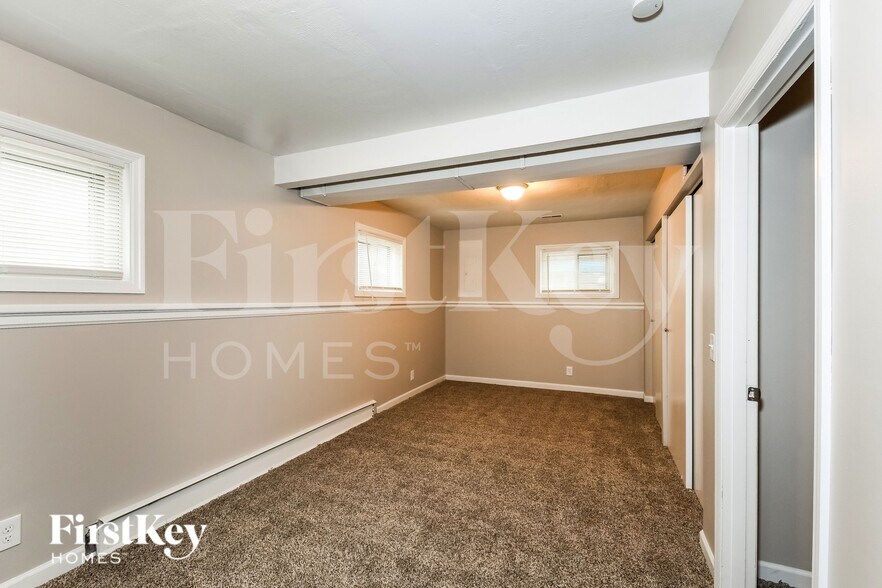 Building Photo - 9846 Rivermont Dr