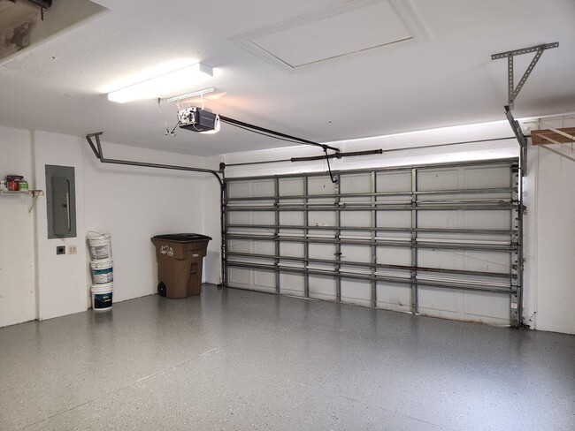 Building Photo - 827 NE 23rd Terrace