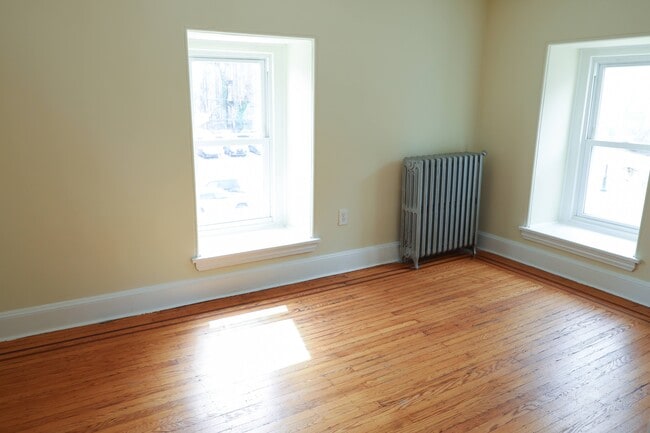 Building Photo - 53 W Maplewood Mall