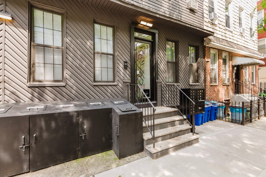 Building Photo - 253 N 8th St