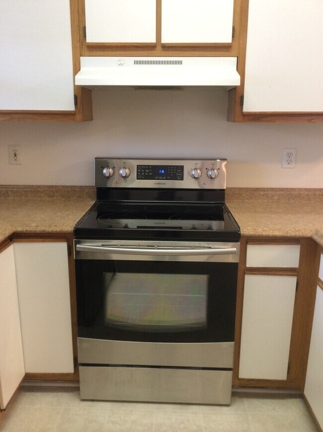 Building Photo - Updated flooring, McClelland Town homes 2BR/2Bath one level patio home, with back court yard! Clo...