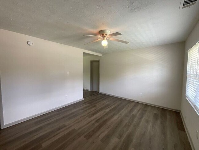 Building Photo - 8919 Yarmouth Dr