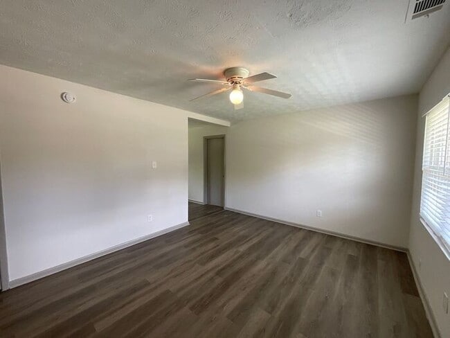 Building Photo - Stylish 3-Bedroom with Expansive Yards in ...
