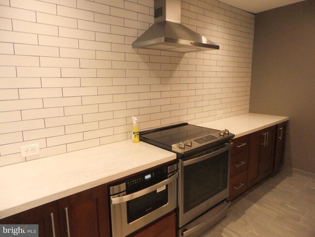 Building Photo - 1650 Oakwood Dr