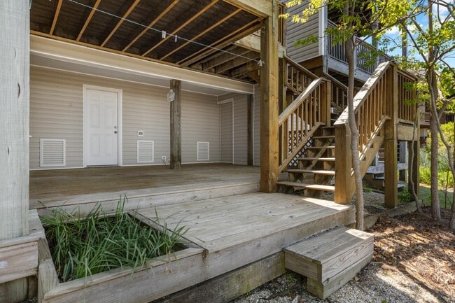 Building Photo - 918-517 N New River Dr