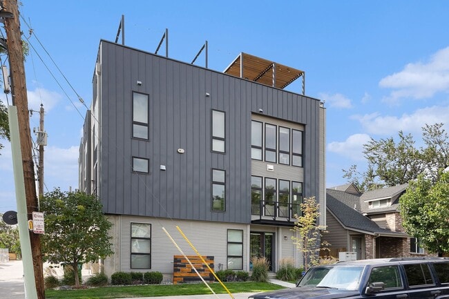 Primary Photo - End unit 2bed/2.5 bath plus bonus office/r...