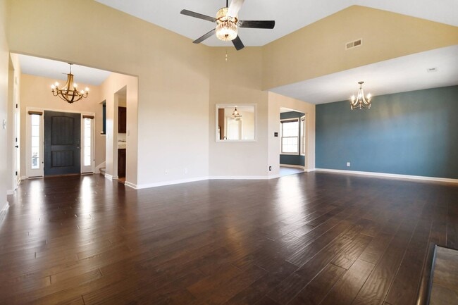 Building Photo - Pet Friendly Three Bedroom with Bonus!