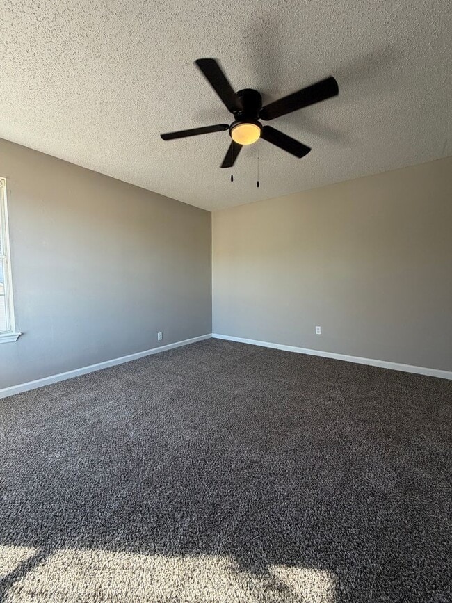 Building Photo - 3 bed | 2.5 bath | 2,630 sq ft