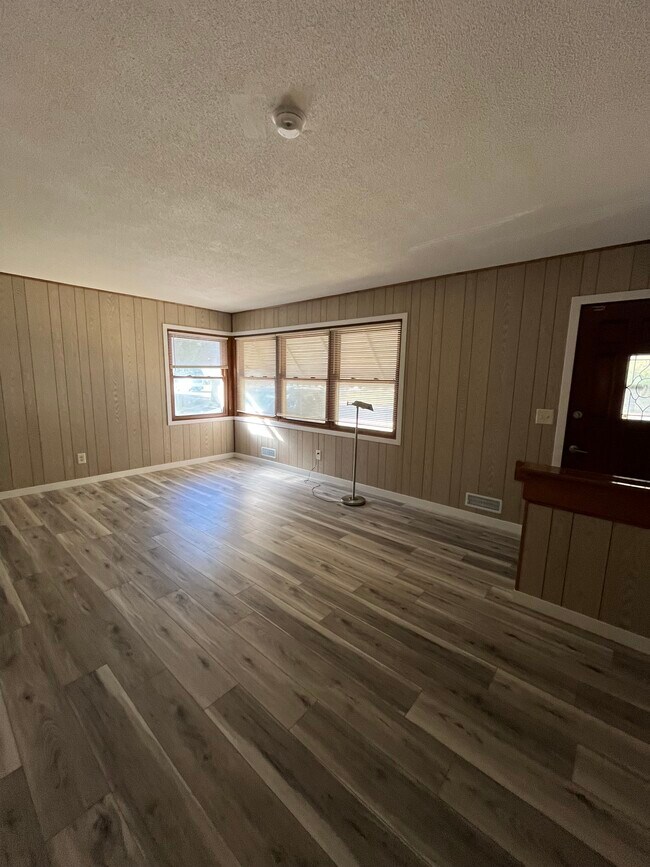 Building Photo - 10441 York Ave S