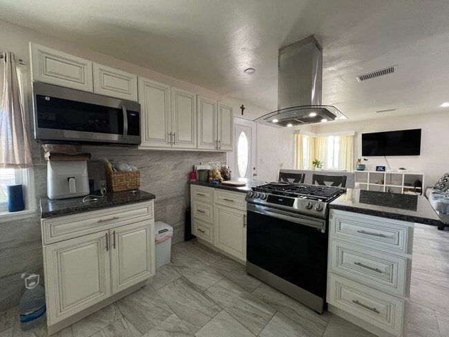 Building Photo - Beautiful 3 Bedroom 1 Bathroom House with Fenced and Landscaped Yard with All Utilities Included