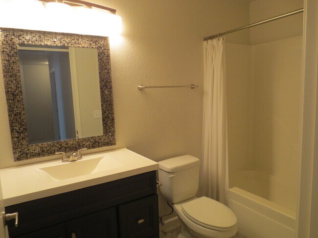 Building Photo - Beautifully Updated 3Bed/2.5Bath Townhouse in the Heart of Destin