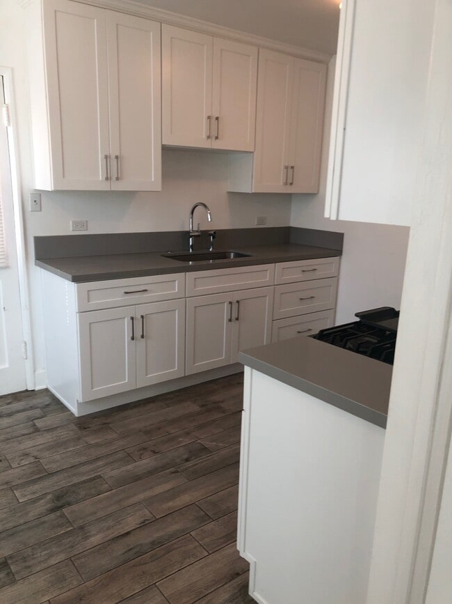 Building Photo - 5707 San Vicente Blvd