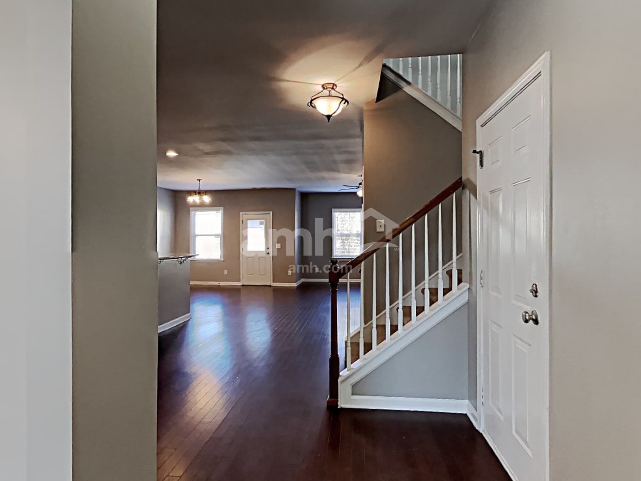 Building Photo - 702 White Oak Dr