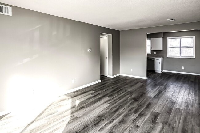Building Photo - Spacious 1 bed first floor walkout in Bell...