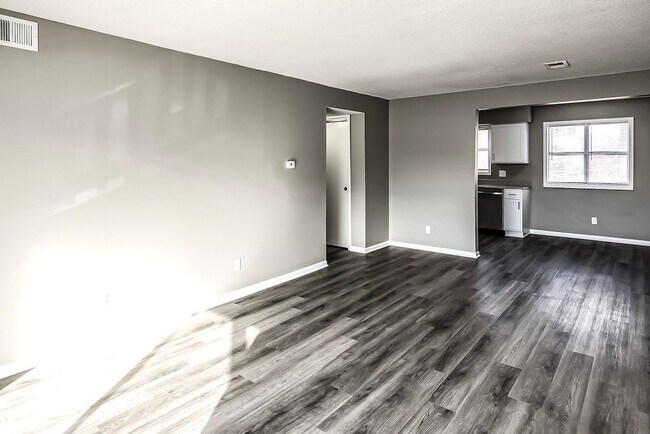 Building Photo - Updated 2-Bed and 1.5- Bath Apartment with Balcony!