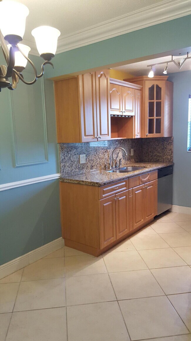 Building Photo - 421 NE 1st St