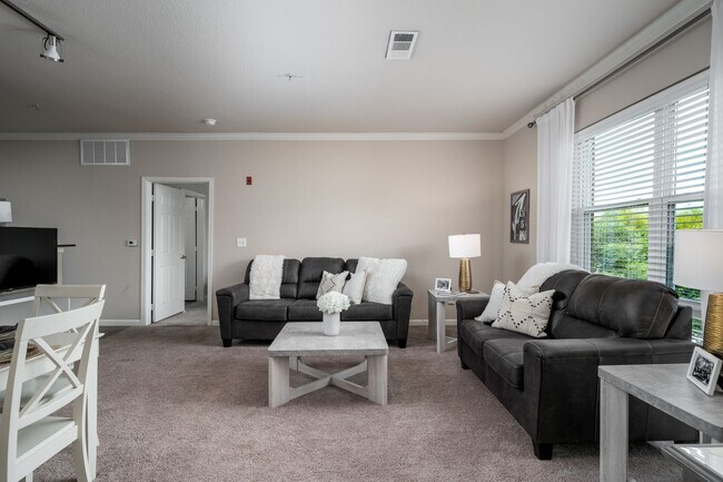 Building Photo - 600 13th St E