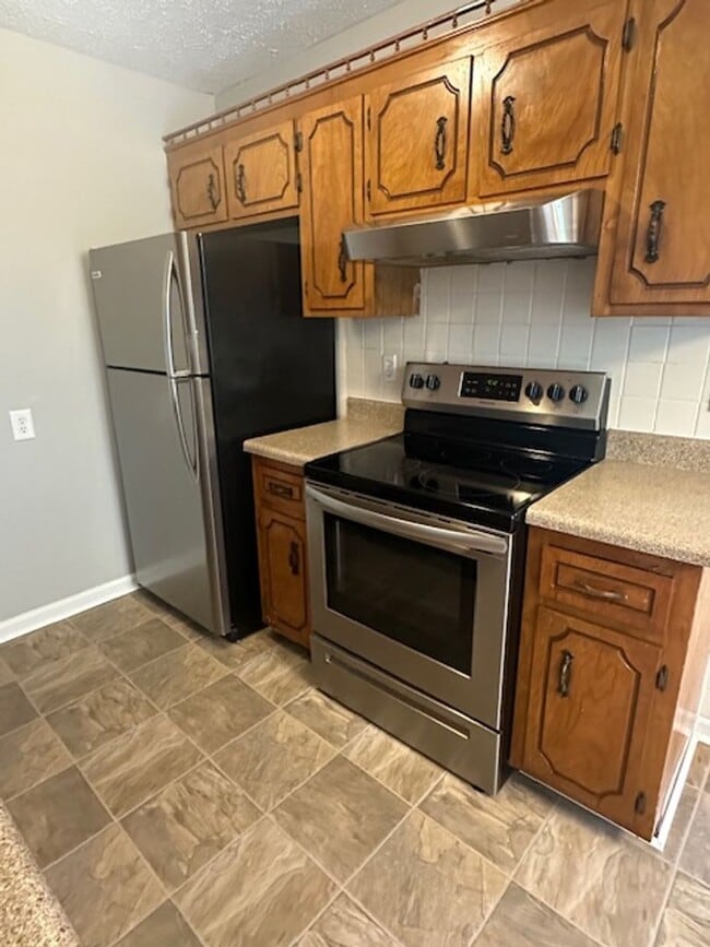 Building Photo - 1/2 off first months rent