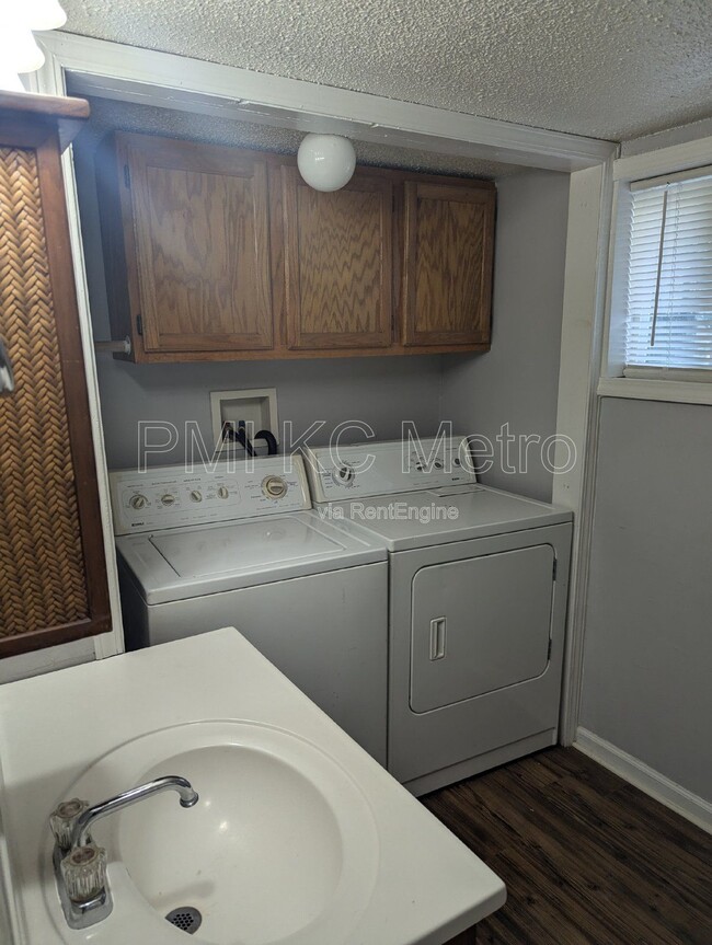 Building Photo - 724 S Grand Ave