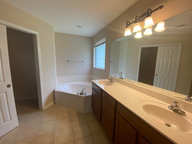 Building Photo - 2360 Crescent Rd