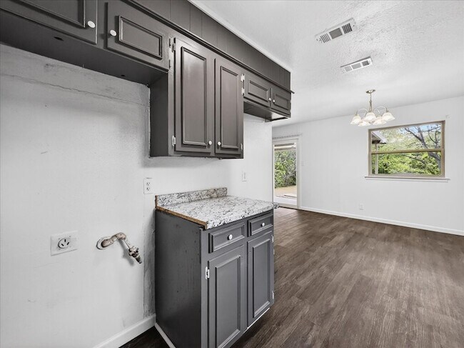 Building Photo - 2521 Putnam St