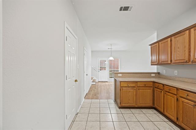 Building Photo - 553 Valley View Dr