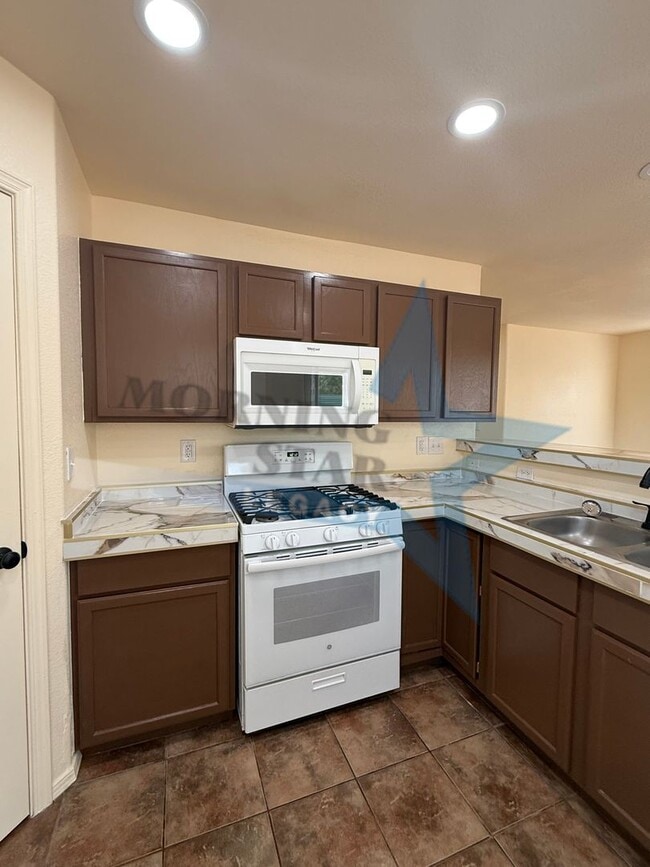 Building Photo - Inviting 3 bedroom 2.5 bath waiting to be ...