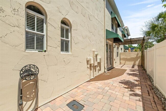 Building Photo - 113 S Melville Ave