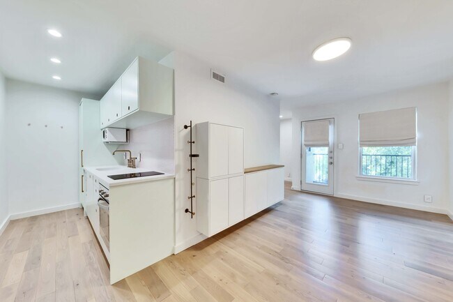 Building Photo - 2020 S Congress Ave