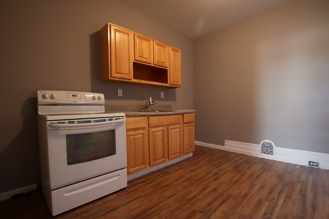 Building Photo - 59 N 61st St