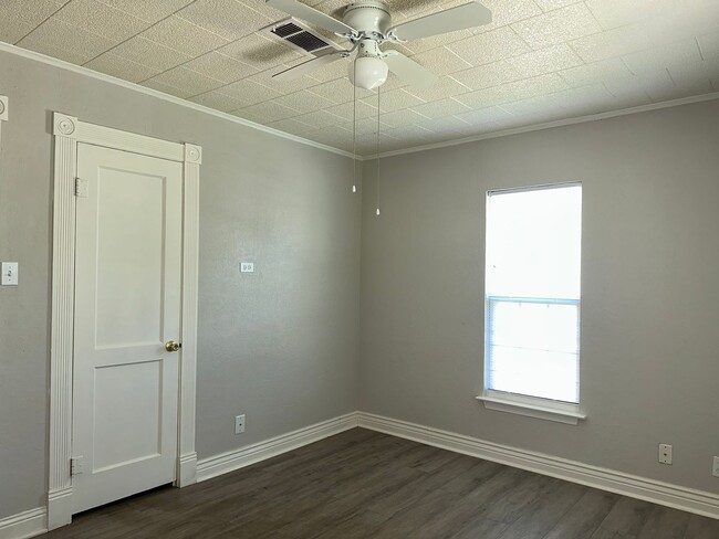 Building Photo - 2 Bed, 1 Bath, PNGISD!