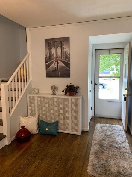 Building Photo - 49 Flanders Ln