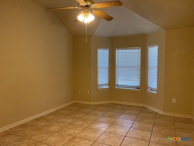 Building Photo - 3906 Lone Oak Dr