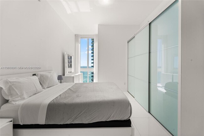 Building Photo - 16001 Collins Ave