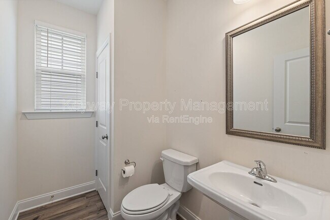 Building Photo - 585 Hampton Dr