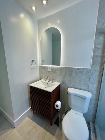 Building Photo - 221 SW 9th Ave