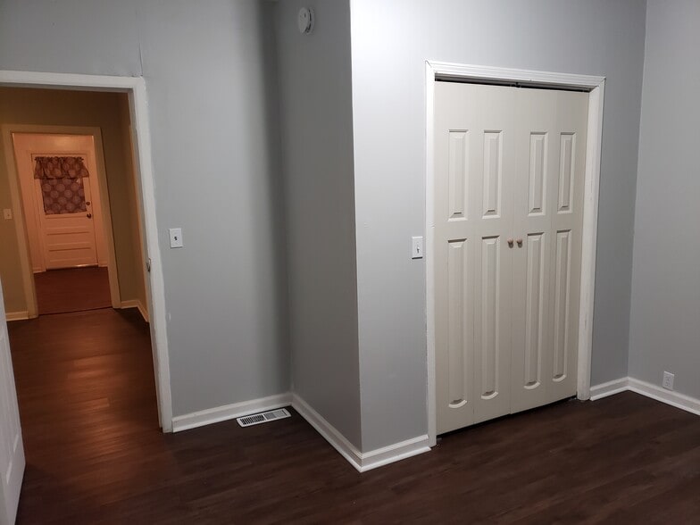 Building Photo - 253 Oak St