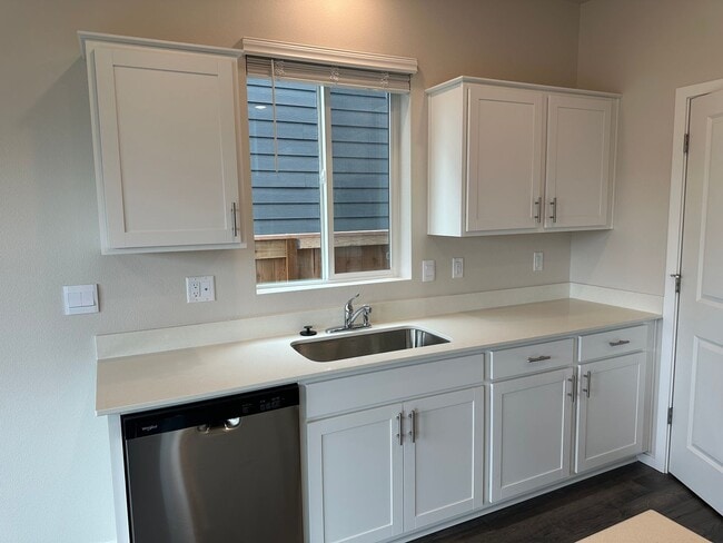 Building Photo - Brand new 4 bedroom 2.5 bathroom house!