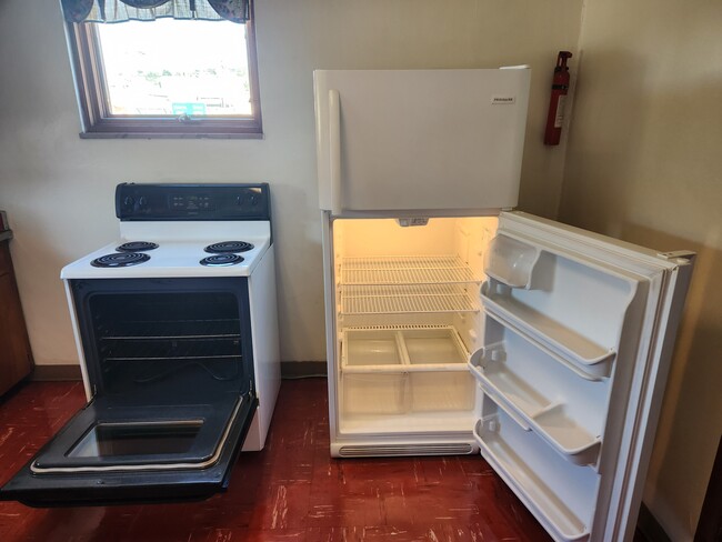 Self-cleaning stove & full size refrigerator - 1216 University Ave