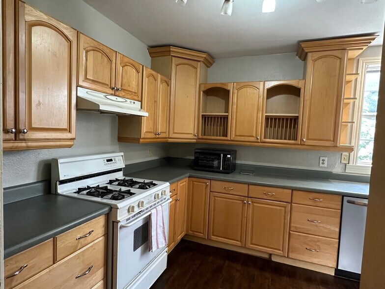 Kitchen - 4624 Calmont Ave