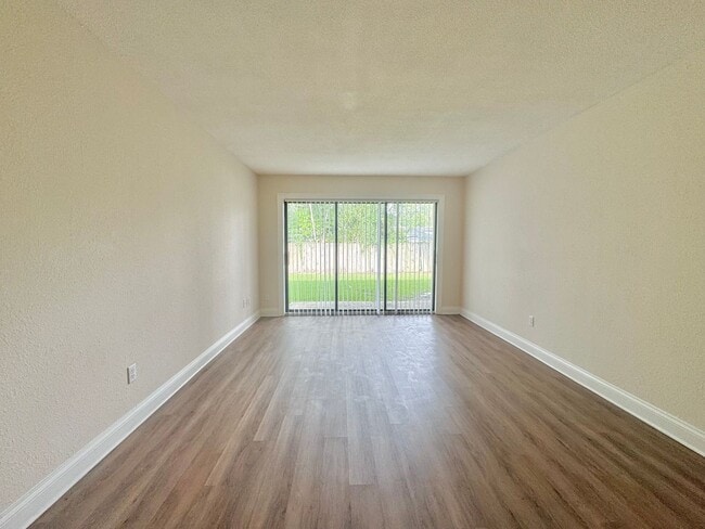 Building Photo - Apartment - Right off Cypress Gardens Blvd!