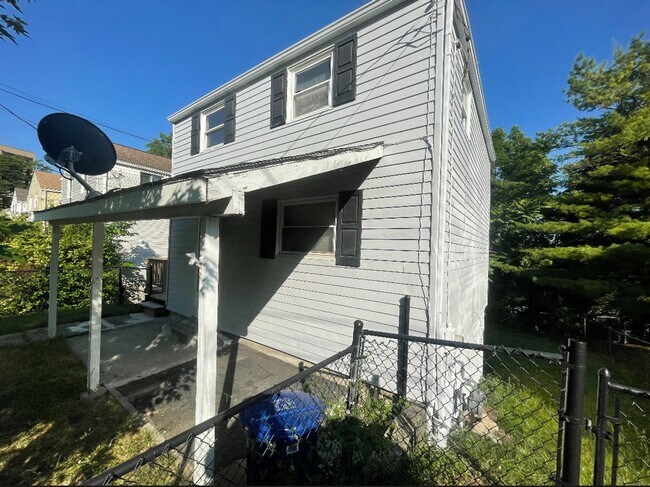 Building Photo - Use Your Tax Return For This Sweetheart of a Deal! Quaint home with flexible layout, updated kitc...