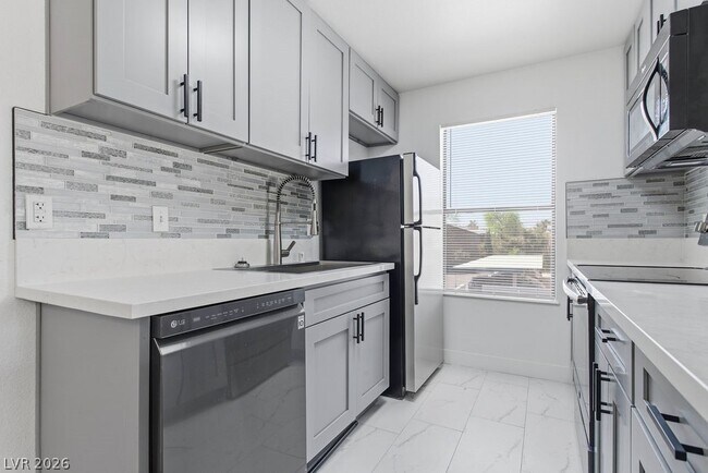 Building Photo - 5121 S Lindell Rd